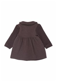 Hnedé vlnené šaty s dlhými rukávmi, zaobleným golierom a rozšírenou sukňou. Majú hladký povrch a jemné detaily šitia.