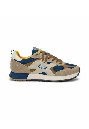 Sneaker basse in suede beige, mesh blu, dettagli marroni e gialli, lacci marroni e suola bianca e blu, vista laterale.