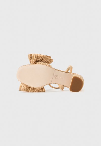 Loeffler Randall CARMEN MID BOW - Σανδάλια - natural