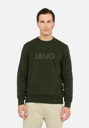 Felpa verde scuro realizzata in un tessuto morbido, con collo tondo e un logo LIU·JO ben visibile sul petto. Polsini e orlo a coste.