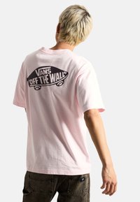 Vans STYLE 76 II LOOSE FIT - Camiseta estampada - light pink