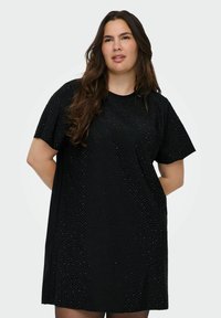 Melnas t-kreklu kleitas ar īsām piedurknēm, ar teksturētu virsmu un izkaisītām spīduma akcentiem, kas nodrošina brīvu piegriezumu.