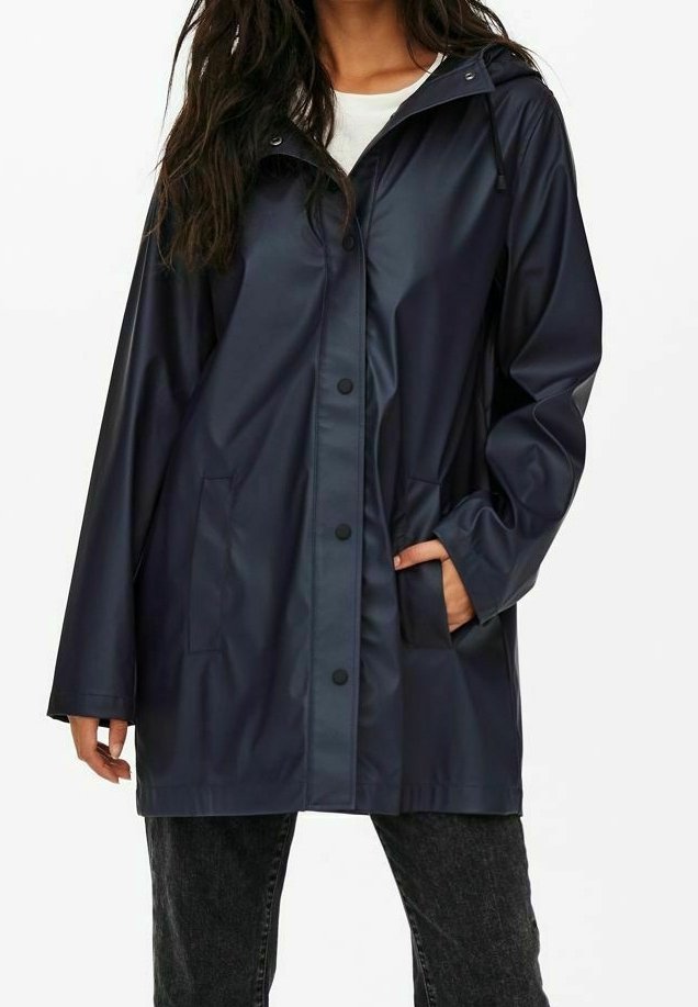 Imperméable bleu marine avec capuche, boutons-pression sur le devant et poches latérales. Confectionné dans un matériau brillant avec une coupe décontractée.
