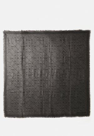 Cachecol preto com um padrão tecido, apresentando um brilho subtil. Bordas finamente franjadas e detalhe da marca no canto inferior. Acabamento texturizado.