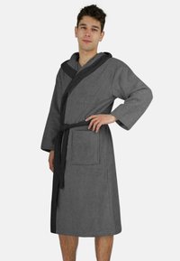 Grauem Bademantel aus Frottee, mit einem Schalkragen, langen Ärmeln, einem Taillengürtel und einer Fronttasche. Kontrastierende Besatzdetails.