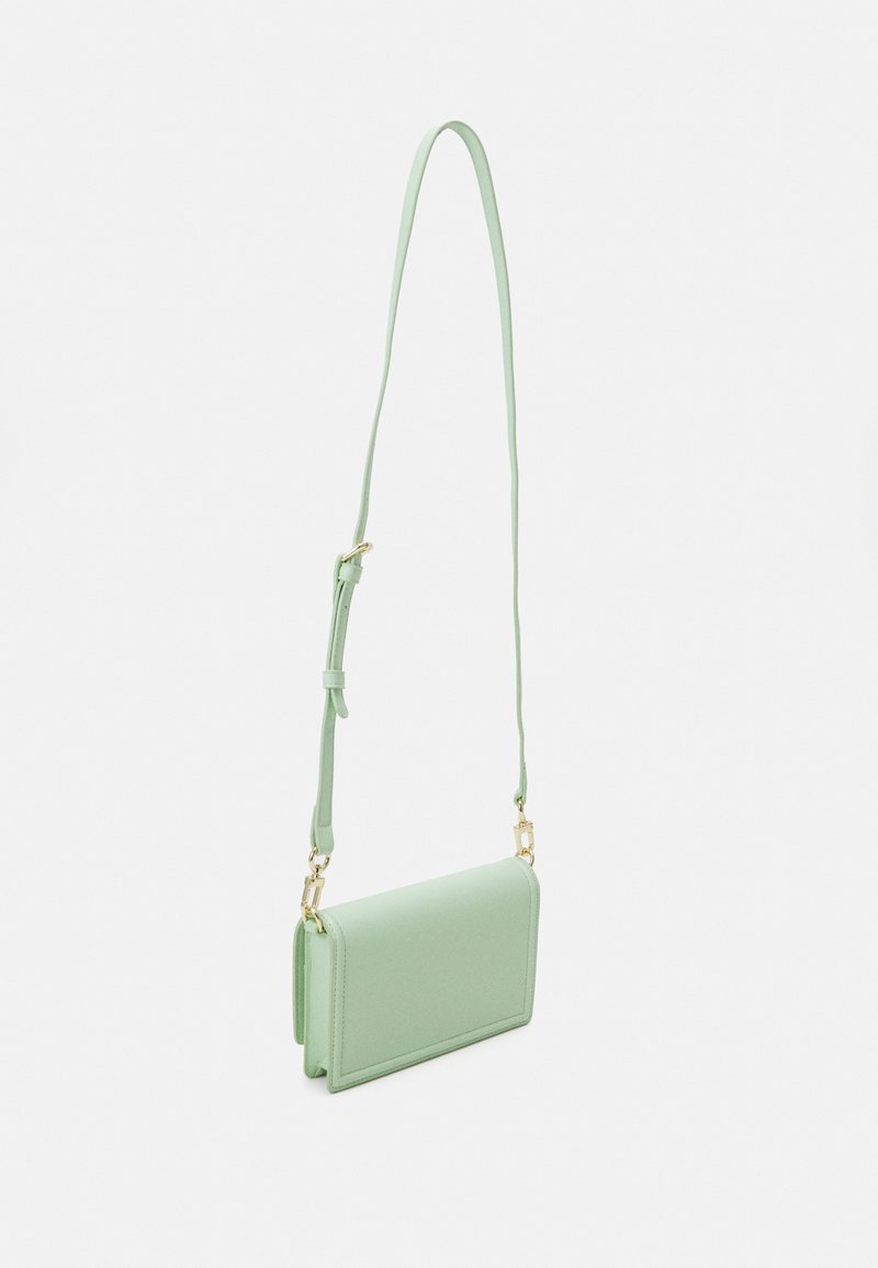 Mintgrüner Crossbody-Beutel aus strukturiertem Material in rechteckiger Form, mit goldenen Hardware-Akzenten und einem verstellbaren Trageriemen.