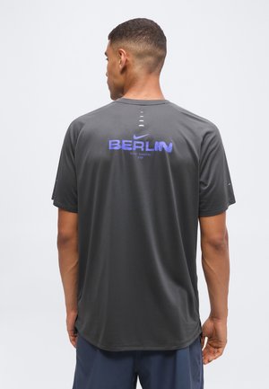 Nike Performance, CITY STRIDE - T-Shirt sport - anthracite