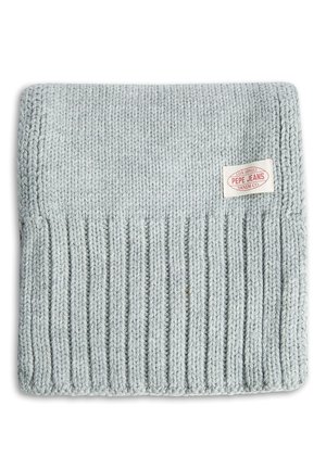 Écharpe en maille gris clair avec une texture côtelée en bas et une petite étiquette en tissu blanche portant la mention "Pepe Jeans Denim Co."