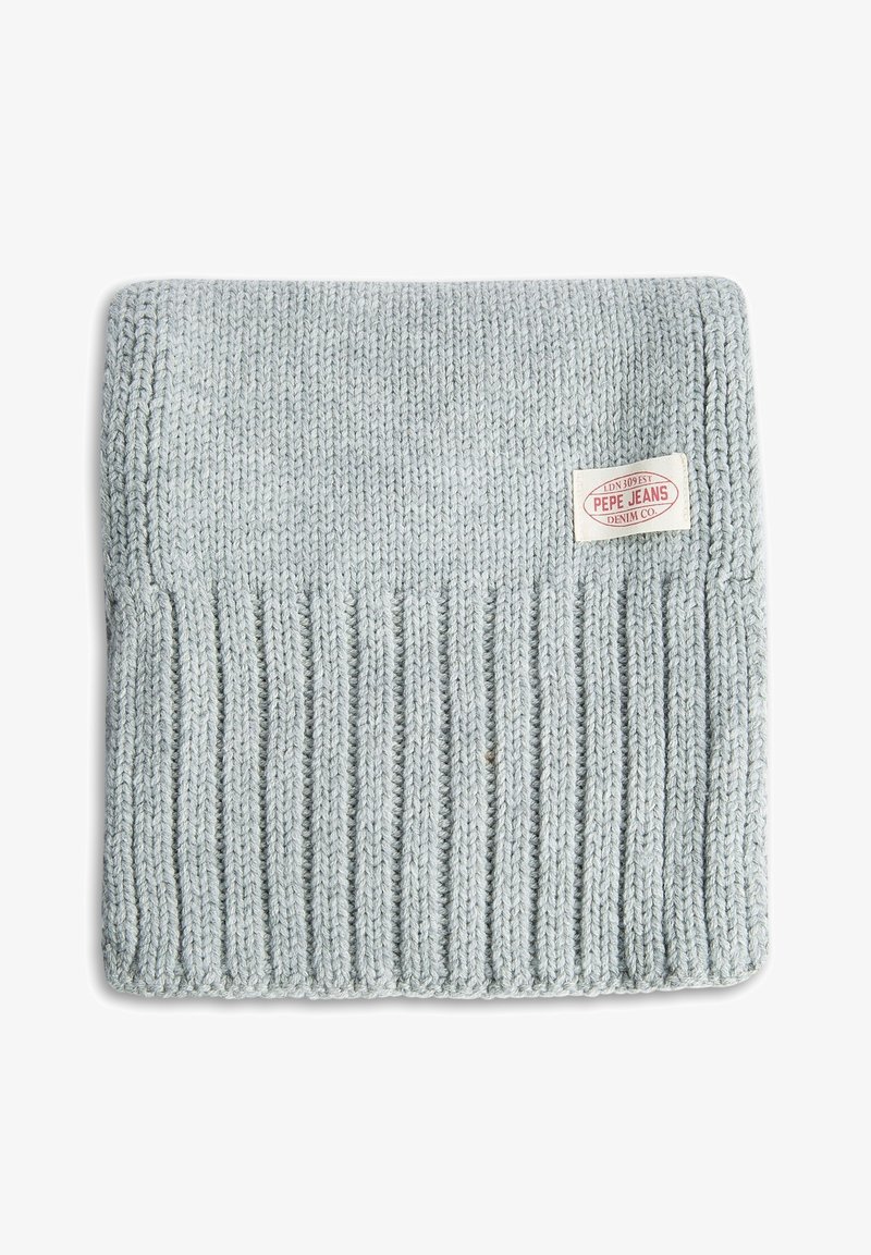 Écharpe en maille gris clair avec une texture côtelée en bas et une petite étiquette en tissu blanche portant la mention "Pepe Jeans Denim Co."