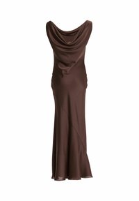 Robe de soirée en satin marron foncé sans manches, avec un décolleté drapé en col bénitier et une jupe longue flottante jusqu'au sol.