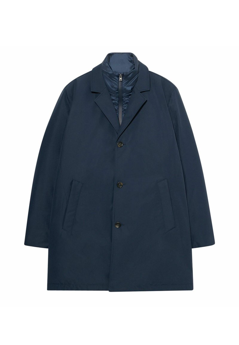 Cappotto blu navy realizzato in tessuto leggero, con colletto a bavero, cinque bottoni e tasche laterali. La fodera interna è trapuntata.