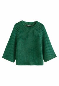 Pull en tricot vert avec un tissage texturé et lâche, des manches larges à trois quarts et un col rond. Le tissu a un léger éclat.