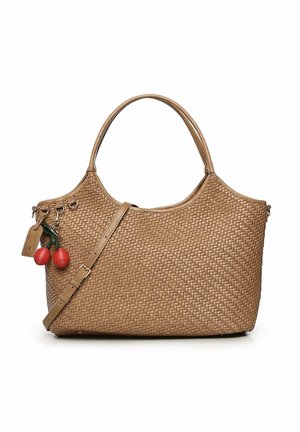 Handtas van gevlochten leer in cognackleur met bovenhandvatten, verstelbare schouderriem en een sleutelhangertje in de vorm van een rode bes bevestigd aan de ritstrekker.