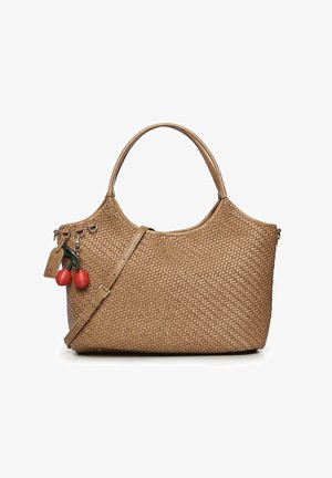 Bolso de mano tejido de cuero color bronce con asas superiores, correa de hombro ajustable y llavero en forma de baya roja unido al tirador de la cremallera.