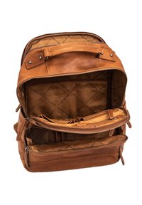 Mochila de cuero marrón con múltiples compartimentos, un forro interior acolchado y detalles de cremallera suaves. Asa resistente en la parte superior.