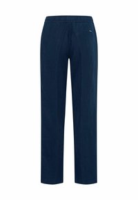 Granatowe spodnie proste z elastycznym pasem i pojedynczą kieszenią w tylnej prawej części, wyeksponowane na białym tle.