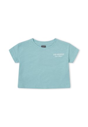 Camiseta corta de color azul claro con mangas cortas y texto blanco "LOS ANGELES City of Angels" en la parte superior izquierda del pecho.