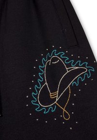 Tejido negro con un diseño bordado de un sombrero vaquero con acentos en azul y dorado, rodeado de pequeños puntos plateados dispersos.