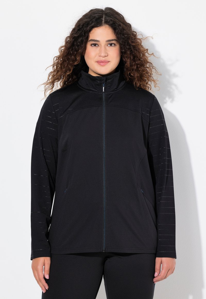 Svart zip-up jacka med hög krage, med randiga mönster på ärmarna och ett lätt, strukturerat tyg.