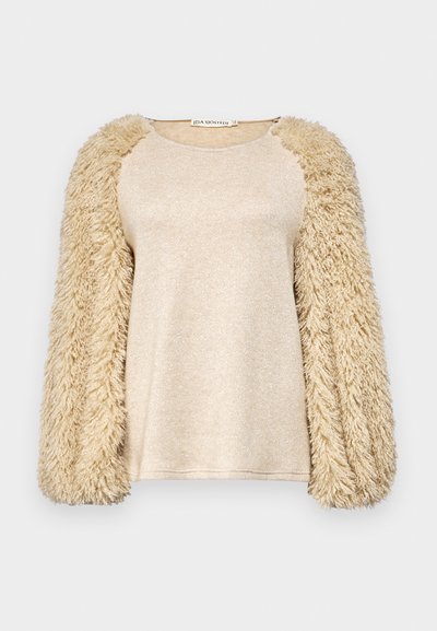 Beige Oberteil mit langen, flauschigen Ärmeln; glattes, schimmerndes Körpermaterial; Raglan-Ärmeldesign; weiche Textur; locker geschnitten; minimalistischer Stil.