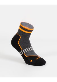 Calzino sportivo grigio e nero con accenti arancioni, bordo a coste, strisce riflettenti e un motivo strutturato sulla suola.