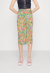 Jupe midi à fleurs avec un motif multicolore dans des tons de vert, rose et jaune ; tissu léger avec un design drapé.
