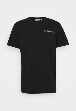 Schwarzes Baumwoll-T-Shirt mit kurzen Ärmeln und Rundhalsausschnitt, auf der Brust mit grüner Schrift "Out Of Office".