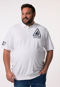 Polo bianco a maniche corte, con un logo di una barca a vela navy e il testo "SAILOR" sul petto, con "007" sulla manica sinistra.