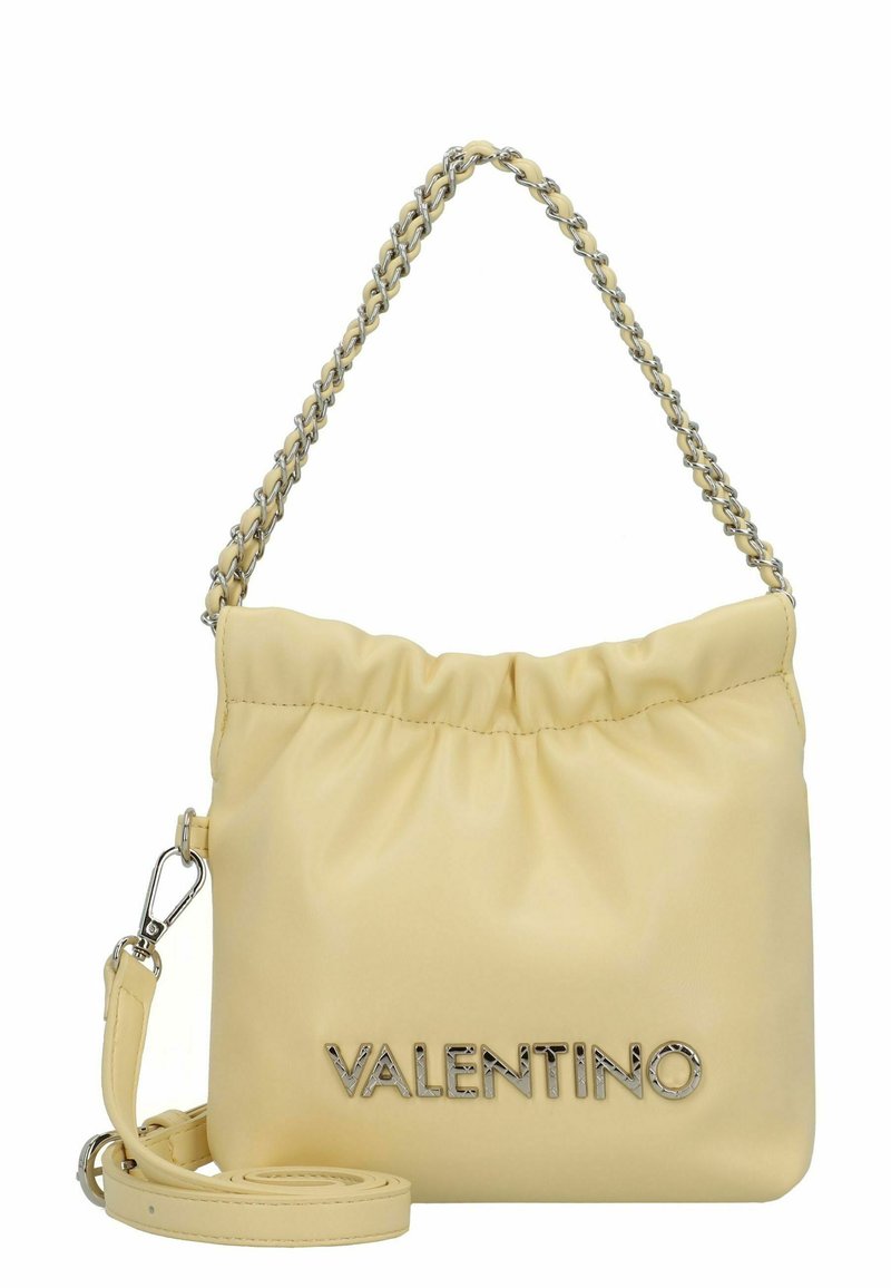 Gelbe, weiche Ledertasche mit einem gerafften oberen Teil, silberner Kettenhandgriff und Logodetail, das den Namen "Valentino" in metallischen Buchstaben zeigt.