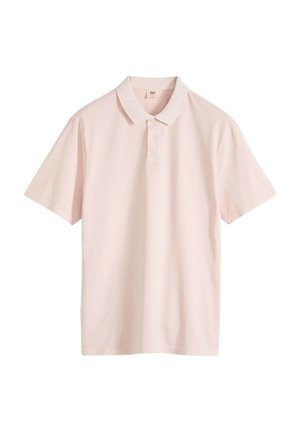 Lichtroze polo met korte mouwen, kraag en twee knopen, weergegeven op een witte achtergrond.