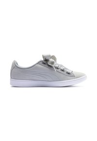 Jasnoszare niskie trampki z białą podeszwą, szerokimi satynowymi sznurowadłami i subtelnymi detalami w postaci bocznych pasek.