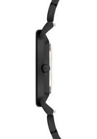 Schwarze Uhr mit rechteckigem Gehäuse, silberner Lünette und schwarzem Gliederarmband. Verfügt über eine Krone auf der rechten Seite zur Einstellung der Uhrzeit.