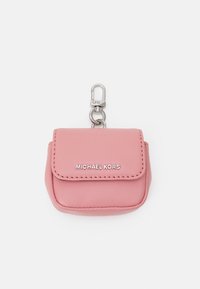 Mała różowa skórzana saszetka z srebrnym logo "Michael Kors" na klapie i przypiętym srebrnym zapięciem w formie haka.