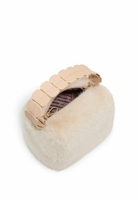 Faux fur-handväska med en beige, strukturerad, rektangulär kropp. Har ett glatt, dekorativt handtag och ett fodrat inre med subtila ränder.