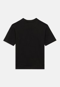 Μαύρο μονόχρωμο κοντομάνικο μπλουζάκι που εμφανίζεται επίπεδο με την πίσω πλευρά προς τα επάνω, με στρογγυλή λαιμόκοψη, σε λευκό φόντο.