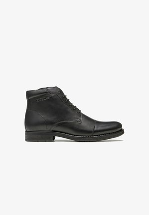 Bottes pour hommes en cuir noir à la cheville avec lacets, petit talon et détails de couture, vues de profil sur fond blanc.