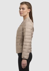 Giacca puffer beige con design a quadri, colletto a costine e polsini elasticizzati. Tessuto liscio e chiusura frontale con zip.