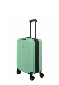 Mintgrüner Hartschalenkoffer mit schwarzem erweiterbarem Reißverschluss, ausziehbarem Griff und vier schwarzen Rollen auf einem weißen Hintergrund.