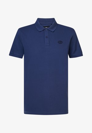Polo marine en tissu mélangé coton ; il possède un col, une patte de boutonnage à deux boutons et un petit logo noir sur la poitrine gauche. Manches courtes.
