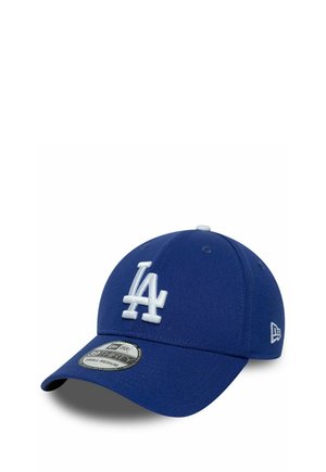 Blaues Baseballcap mit weißem "LA"-Logo vorne in der Mitte und einem New Era-Logo an der Seite, leicht schräg gezeigt mit einem Größensticker auf dem Schirm.
