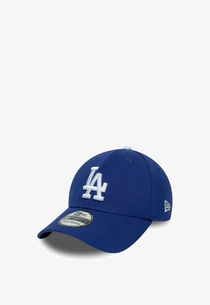 Blaues Baseballcap mit weißem "LA"-Logo vorne in der Mitte und einem New Era-Logo an der Seite, leicht schräg gezeigt mit einem Größensticker auf dem Schirm.