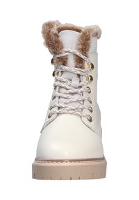 Botines de piel beige con cuello de piel sintética, ojales plateados, cordones grises y blancos, y suela de goma de color marrón claro. Presentan una puntera redonda y un acabado texturizado.