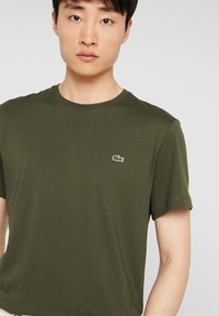 Lacoste T-shirt básica - baobab