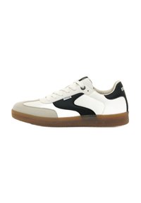 Weiße und schwarze Sneaker mit einem Obermaterial aus Wildleder und Leder, ausgestattet mit einer Sohle aus Gummi, runden Schnüren und einem eleganten Design.