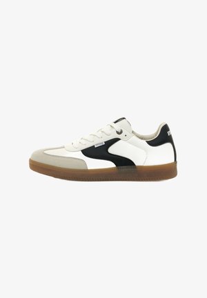 Zapatilla blanca y negra con parte superior de ante y cuero, que cuenta con una suela de goma, cordones redondos y un diseño aerodinámico.