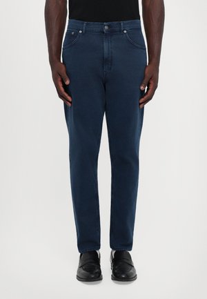 Marineblauwe denim broek met een rechte snit, voorzien van voorzakken, een knoopsluiting en subtiele stikseldetails.