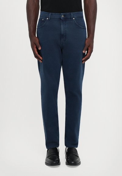 Pantalones de mezclilla azul marino con corte recto, que cuentan con bolsillos frontales, cierre de botón y detalles de costura sutiles.
