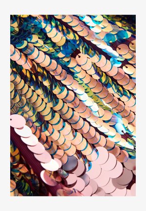 Țesătură cu paiete irizate, cu paiete rotunde și reflectorizante în nuanțe de albastru, auriu și roz, aranjate îndeaproape pe un suport texturat.