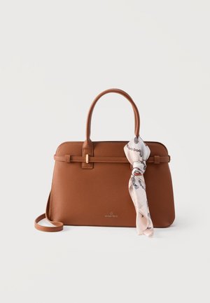 Barna bőrtáska dupla fogantyúkkal, arany csattal, és egy világos színű mintás sállal, amely az egyik fogantyúhoz van kötve.