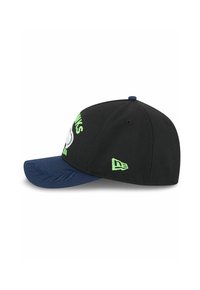 Schwarze Baseballmütze mit navyfarbigem Schild, versehen mit einem gestickten Logo und grüner Schrift. Das Schild hat ein strukturiertes Muster und eine seitliche Logo-Akzentuierung.